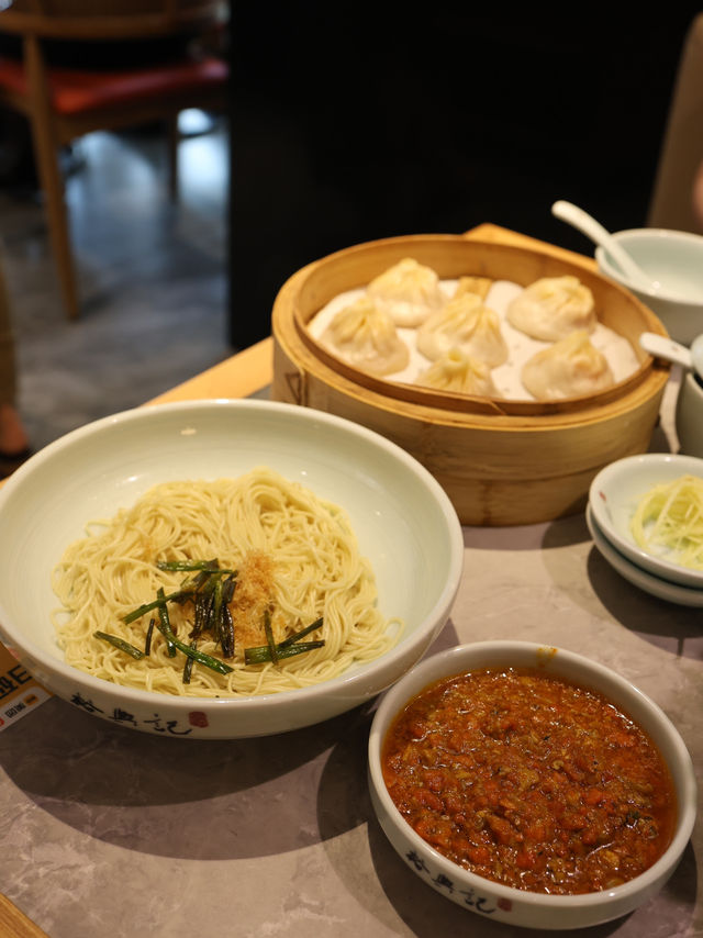 上海裕興記餐廳:蟹黃美味的極致體驗 🦀🍜 上海裕興記餐廳:蟹黃美味的極致體驗 🦀🍜