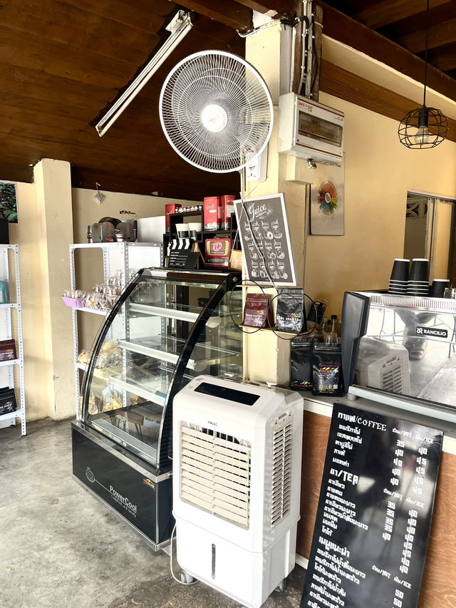 จิบกาแฟหอม ๆ กลางบรรยากาศแจ้ห่มที่ดอยแม่จอก Coffee