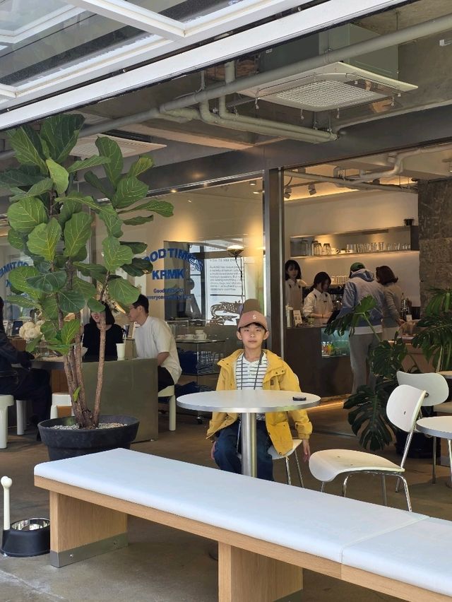 가로수길에서 만나는 감성 카페, KRMK CAFE