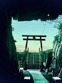 建造在岩石裡的祇園神社