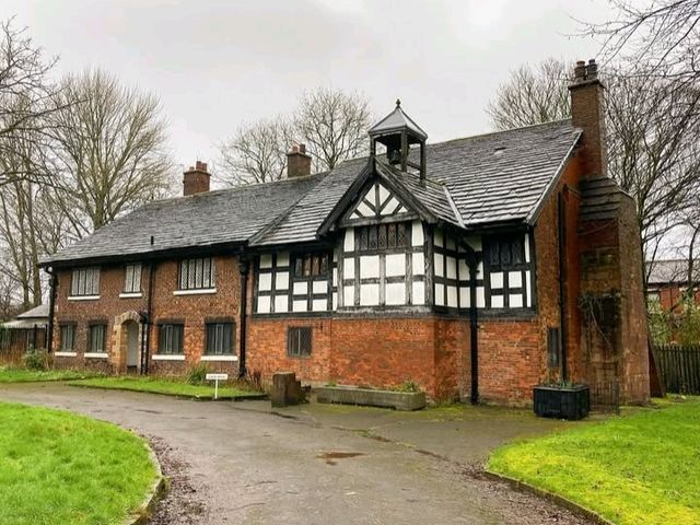 The building is truly lovely set within a surrounding moat, which unfortunately is now dry
