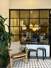 🍽 "Hidden Gem Near the Runway: JOMO Eatery Shines!" 🍰
