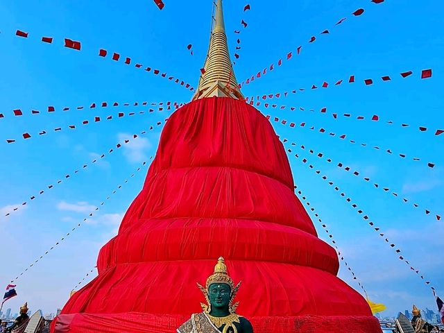 วัดภูเขาทอง (วัดสระเกศราชวรมหาวิหาร) ทองอร่าม