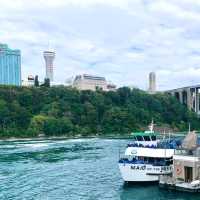 พาล่องเรือ Maid of The mist ในวันในตก