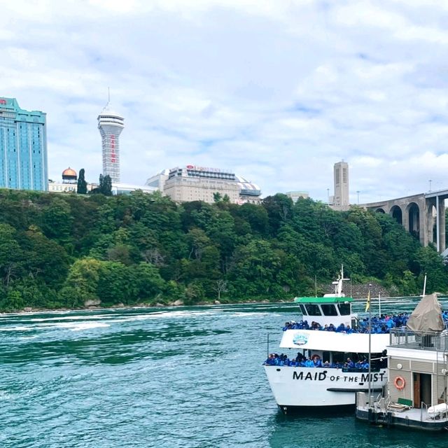 พาล่องเรือ Maid of The mist ในวันในตก