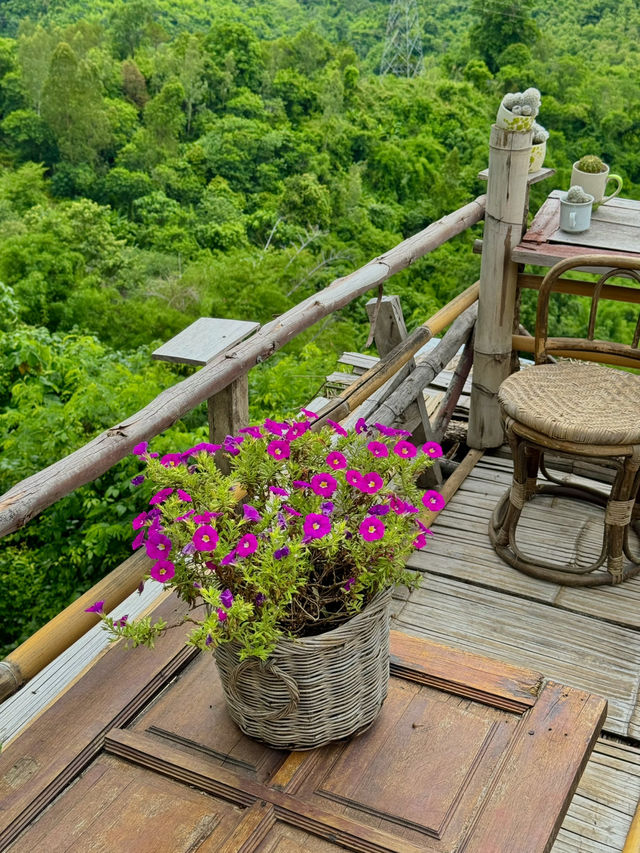 คาเฟ่เล็กๆทางไปเขาค้อ วิวสวยมากกก ⛰️🍵