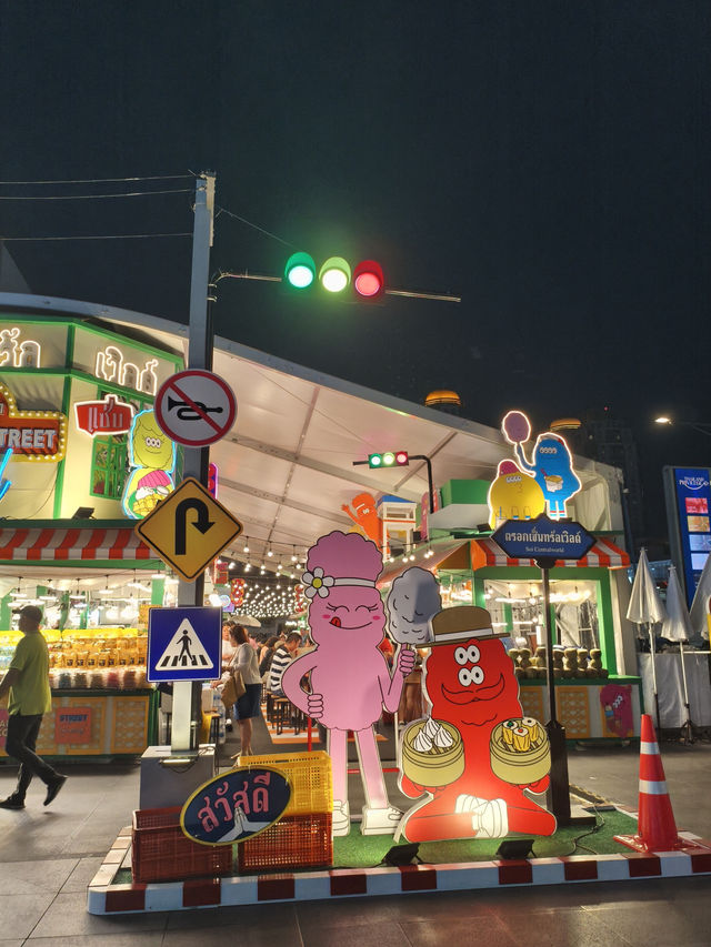 曼谷｜走出百貨就能開吃！Central World門口街頭夜市美食太讚了