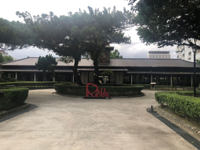 舊時代的火車聲 正在市中心慢慢回響