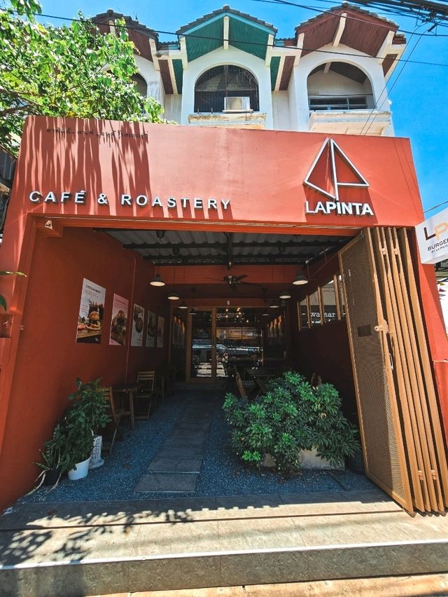 Lapinta Cafe & Roastery คาเฟ่สีส้ม