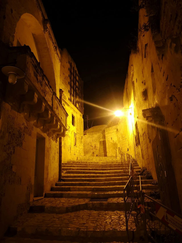 歴史の影と美しさが交差する場所。カステッロ・トラモンターノで静かな時間を。🏰🌆 #Matera #CastelloT