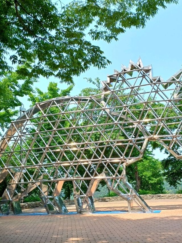 숲길 사이 공룡이 살아 숨 쉬는 듯! 실물 크기 공룡 조형물 🌳🦖