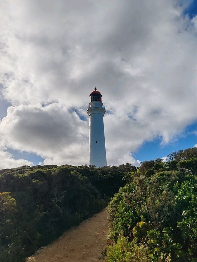 红与白的海岸诗篇——遇见大洋路最梦幻灯塔