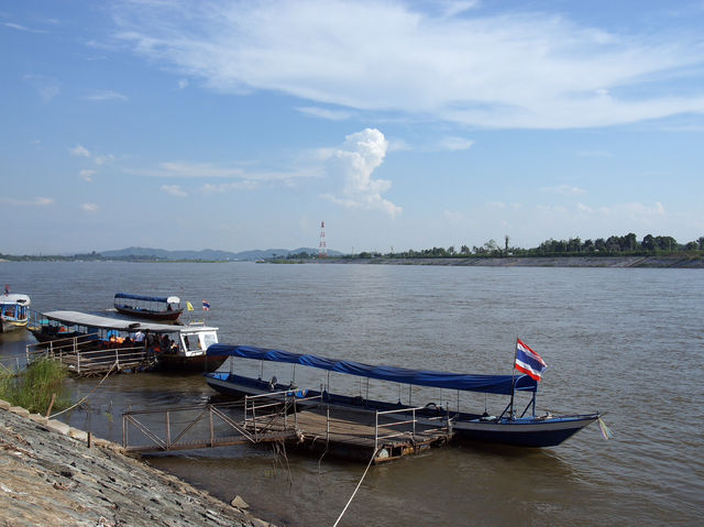 🚤 Crossing the Mekong: A Glimpse of Laos from Thailand