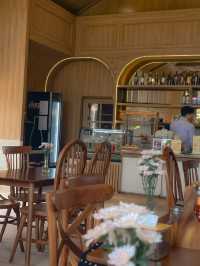 คาเฟ่ ราชบุรี ที่มีมะกอกโอลีฟ ถึงสองต้น