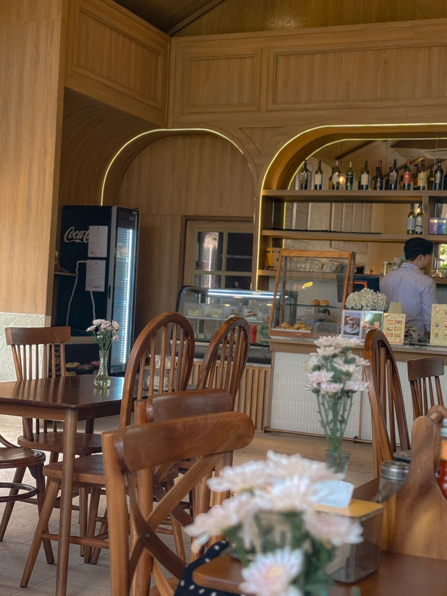 คาเฟ่ ราชบุรี ที่มีมะกอกโอลีฟ ถึงสองต้น