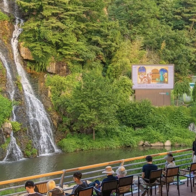 Hongjecheon Waterfall Plaza: Seoul’s Secret Urban Cascade – A Solo Traveler’s Refuge"** 🌊🏙️ 