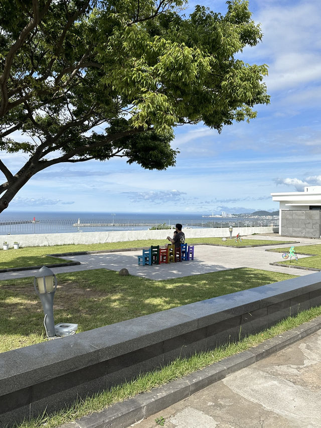 등대 옆에 위치한 제주 뷰 카페