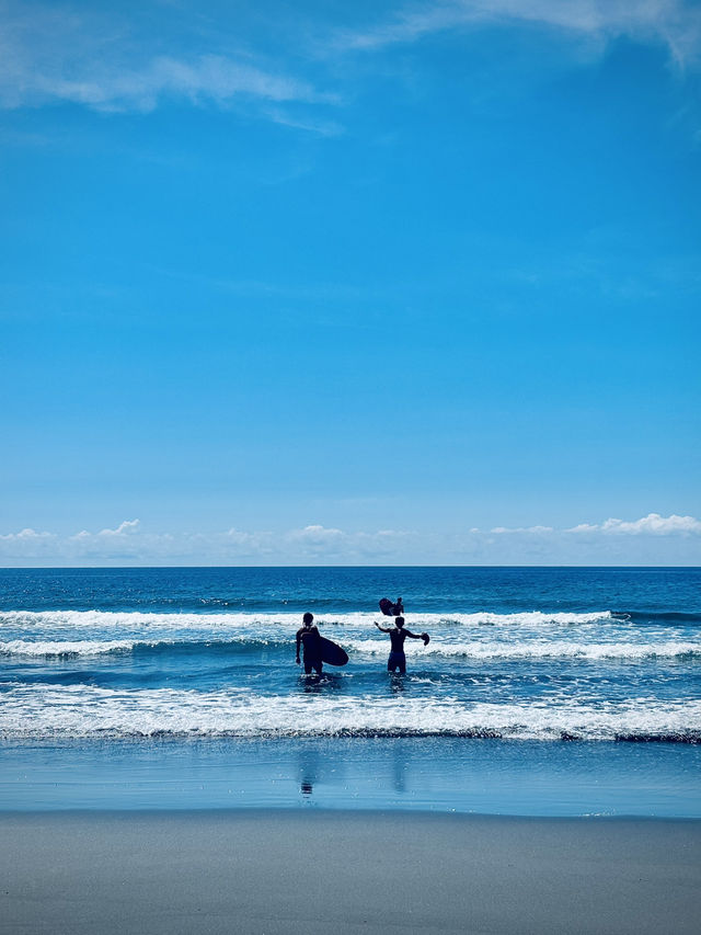 🏖️ 鉛橋沙灘：台東都蘭秘境，黑沙映照天空的魔法海岸