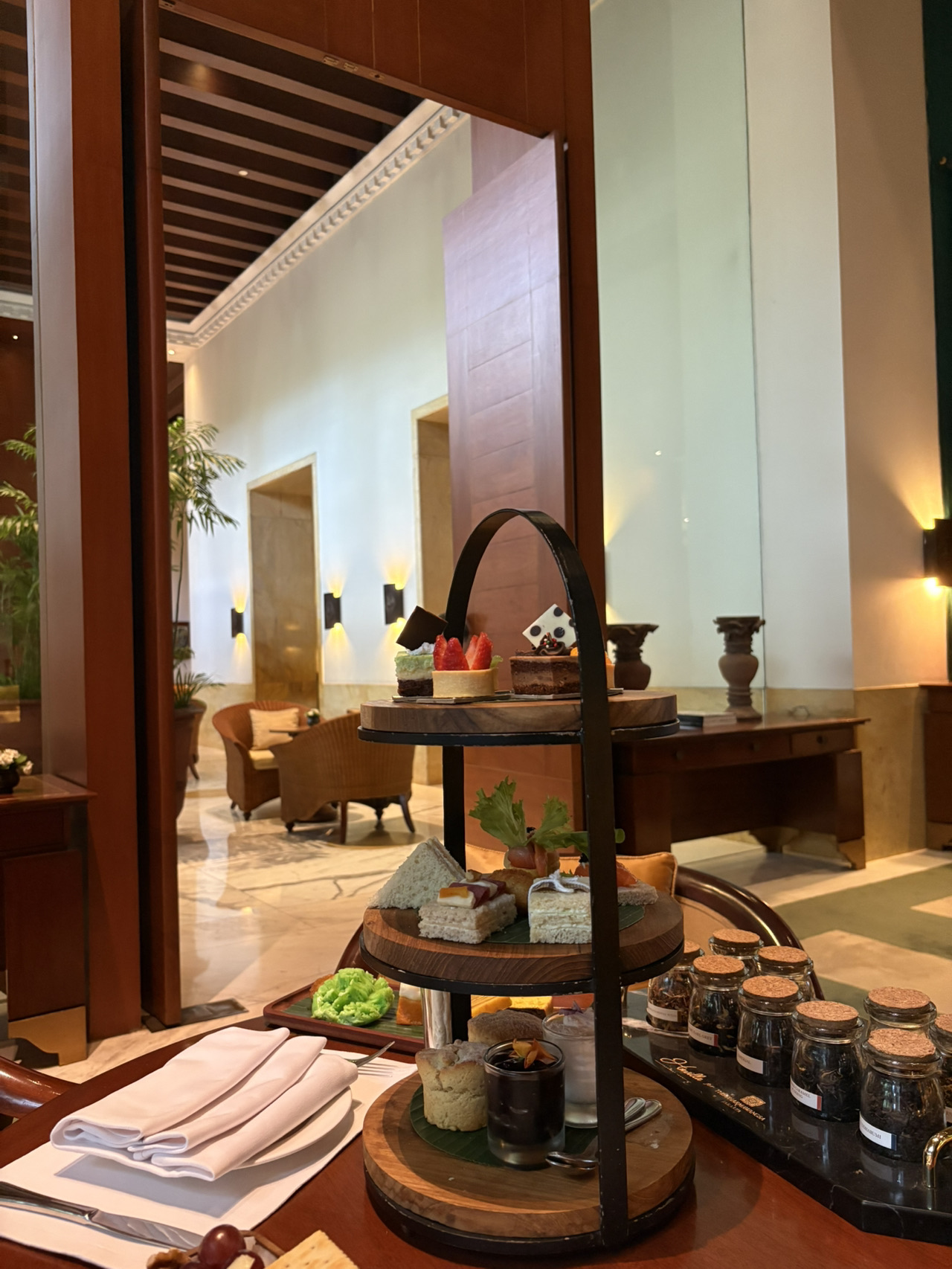 Afternoon tea di The Dharmawangsa Jakarta 🫖

Afternoon tea di hotel Jepang biasanya hampir mencapai 10,000 yen... tapi!!!!

Di Jakarta, afternoon tea di hotel hanya di bawah 3,500 yen ☝🏻👸🏼

Terdiri dari tiga tingkat plus kue-kue tradisional Indonesia! Rasanya luar biasa lezat~ 🇮🇩

Dimulai pukul 1 siang pada hari kerja, dan hanya ada beberapa pelanggan, sehingga suasananya sangat tenang.

Kami memilih satu jenis teh untuk dua orang, dan layanan pot memungkinkan hingga tiga kali isi ulang 🫖💗

Reservasi dilakukan melalui WhatsApp, dan pada saat itu, diperlukan pembayaran muka sebesar 50% (sebelum hari reservasi).

Untuk berjaga-jaga, saya mentransfer pembayaran sehari sebelumnya, dan setelah itu, prosesnya berjalan lancar!

Pada hari H, begitu kami duduk, makanan langsung disajikan, sehingga kami bisa menikmati waktu makan yang santai dan sangat puas 🍃

📍Lokasi: Jl. Brawijaya Raya No.26, Pulo, Kec. Kby. Baru, Kota Jakarta Selatan, Daerah Khusus Ibukota Jakarta 12160, Indonesia