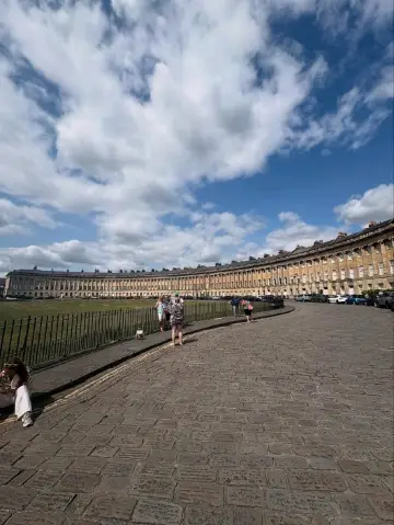 우아한 매력을 간직한 바스를 거닐다