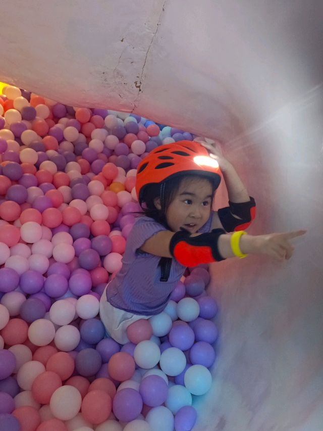 位於龍崗萬達廣場的探洞星世界
