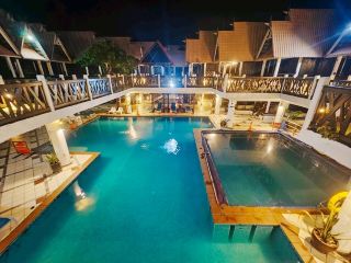 As Night Falls, the Sea Breeze and Lights Weave a Dreamlike Scene