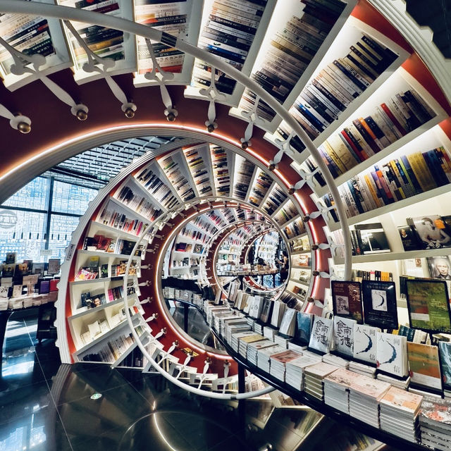 摩天輪下最美書店《鍾書閣》,隨手一拍都出片! 摩天輪下最美書店《鍾書閣》,隨手一拍都出片!