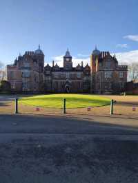 Remarbly quiet for a historic visitor attraction. A nice property to take your time exploring the rooms and it's potted history.