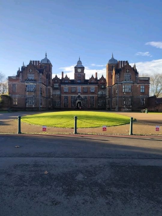 Remarbly quiet for a historic visitor attraction. A nice property to take your time exploring the rooms and it's potted history.