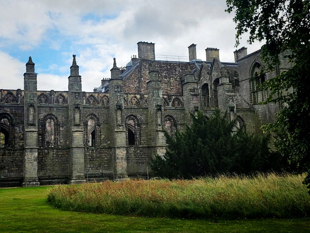 Holyrood Palace & Abbey : A Walk Through Royal History 
