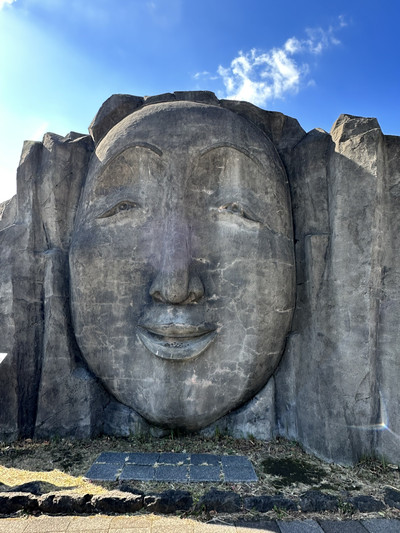 巨大な神楽面のモニュメントが目印！地採れ野菜や加工品が揃う道の駅
