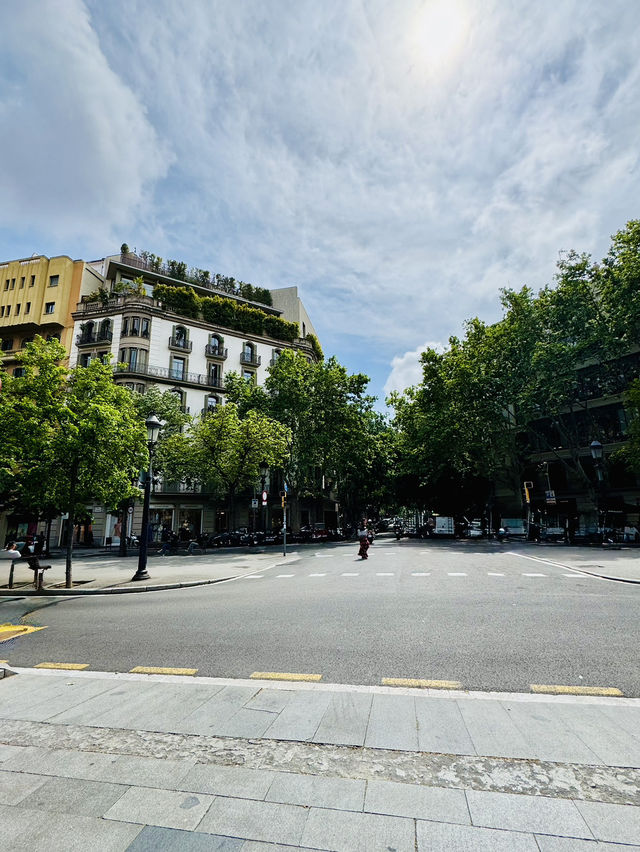 🌆 Wandering Through Eixample — The Heart and Soul of Barcelona ❤️