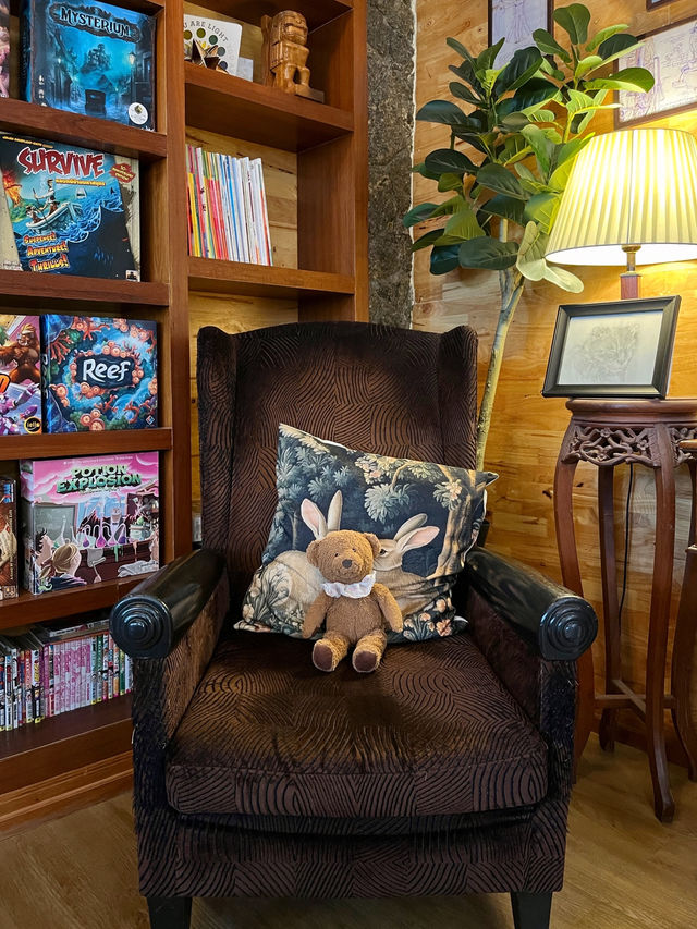 คาเฟ่ Pet friendly หัวหิน ขนมเครื่องดื่มอร่อย 📚🕰️