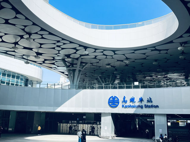 雲朵造型的高雄車站