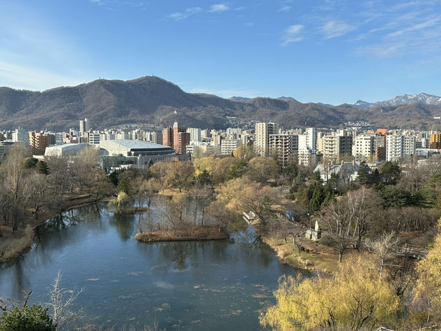 有許多重要文化遺產的公園，捷運站出站即達的美麗景點！