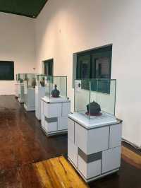 Di depan bangunan megah, seni berbicara lewat keramik, guci,