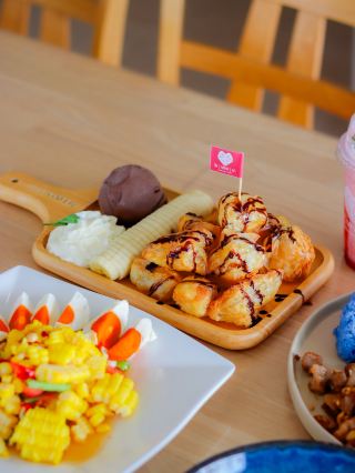 Kalasin Cafe: Great Vibes and Stunning Views.