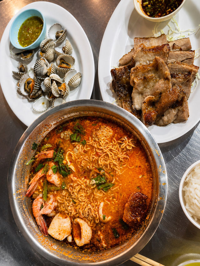 Baan Kook Kai 冬蔭功海鮮 Mama 麵、炭烤豬肉與血蛤