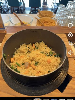 🏨 JR東日本大都會飯店幕張豐砂店

✨ 酒店介紹

如果您正在尋找幕張地區的住宿,這家飯店將為您提供交通便利、舒適度和性價比的完美平衡。

飯店地理位置優越,距離JR幕張豐砂站僅需步行1分鐘,正對面就是永旺購物中心幕張新都心店。這裡是購物、餐飲、參加活動、音樂會和迪士尼之旅的理想下榻之處。

飯店客房寬敞舒適,設計精緻,充分體現了飯店2024年開幕的理念。許多客房設有獨立的浴室和衛生間,讓您盡情享受輕鬆愜意的住宿體驗。

⸻

✅ 入住優勢

✅ 步行約1分鐘即可到達JR幕張豐砂站

✅ 步行約1分鐘即可到達永旺夢樂城幕張新都心

✅ 搭乘電車約3分鐘或開車5-10分鐘即可到達幕張展覽館

✅ 前往ZOZO海洋球場交通便利

✅ 前往東京迪士尼度假區約40-50分鐘車程

✅ 飯店各處均提供免費Wi-Fi

✅ 客房乾淨整潔,設施齊全

✅ 推薦用於商務旅行、家庭度假、音樂會之旅和情侶度假

⸻

🚃 從東京出發的路線

東京車站

↓ JR京葉線(約35分鐘)

幕張豐砂車站

↓ 步行約1分鐘

抵達酒店✨

⸻

💰 預計住宿價格

基於雙人入住

每晚約 9,000 日元至 25,000 日元

· 活動日(音樂會、展覽、職業棒球比賽)價格可能更高。

⸻

📍 附近旅遊景點

🛍 永旺夢樂城幕張新都心店

🚶 步行約 1 分鐘

💰 免費入場

🕒 各店舖營業時間不同(約上午 10:00 至晚上 9:00)

日本最大的購物中心之一。提供各種餐飲選擇、電影院和娛樂場所。

⸻

⚾ ZOZO海洋體育場

🚗 約10分鐘

💰 因活動而異

🕒 因比賽/活動而異

這裡是觀看職業棒球比賽和音樂會的理想場所。

⸻

🎤 幕張展覽館

🚃 約3分鐘

🚗 約5-10分鐘

💰 因活動而異

🕒 因活動而異

全年舉辦眾多活動,包括音樂會、展覽和遊戲活動。

⸻

🌊 幕張海濱公園

🚗 約8分鐘

💰 免費

🕒 全天開放

推薦在此漫步海灘,欣賞日落美景。

⸻

🏖 伊納格海濱公園

🚗 約20分鐘

💰 免費入場

🕒 24小時開放

夏季是游泳和休閒娛樂的熱門場所。

⸻

⭐ 飯店特色 (USP)

· *飯店最大的優勢在於其優越的地理位置:距離車站步行1分鐘 × 正對永旺購物中心 × 毗鄰幕張國際展覽中心**。

對於想要全天享受現場音樂、精彩活動和購物的遊客來說,這家酒店在幕張地區尤其便利。

⸻

⚠️ 重要提示

· 入住時間:15:00~

· 退房時間:11:00

· 活動當天建議提前預訂

· 停車位有限,如需使用,建議提前確認

⸻

#HotelMetsPremierMakuhariToyosuna #MakuhariHotel #MakuhariMesse #ChibaTravel #AeonMallMakuhariShintoshin #LiveConcertTrip #FamilyTrip #HotelStay #RakutenTravel #WeekendTrip