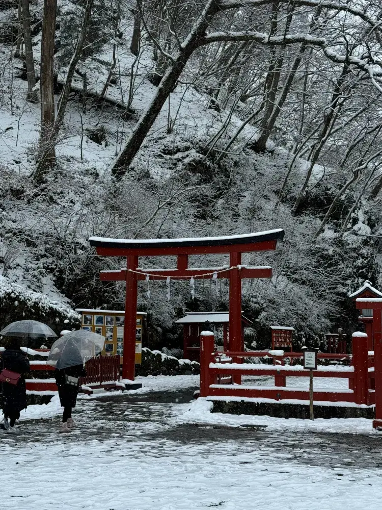 神橋 (Shinkyo Bridge) 。