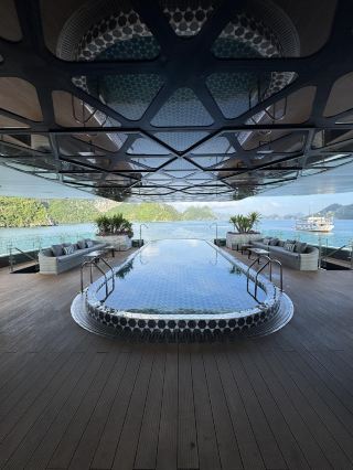 🚢 Elite of the Seas — Мой опыт круиза по заливу Лан Ха

Если вы впервые в заливе Халонг, я бы порекомендовала сначала пройтись по классическому маршруту. Но поскольку я уже там была, на этот раз я выбрала залив Лан Ха — более тихий, менее многолюдный и более спокойный, при этом сохранивший потрясающие известняковые карстовые пейзажи. 🌊⛰️

⭐ Почему Elite of the Seas?

Я выбрала Elite, потому что это один из самых премиальных вариантов круизов в заливе Халонг/Лан Ха, и разница заключается в сервисе и мелочах.

🛎️ Личный дворецкий — ваш личный дворецкий на протяжении всего круиза, что делает все гораздо более персонализированным.

🥤 Напитки без ограничений — минеральная вода доступна на протяжении всего круиза, а напитки во время ужина вы даже можете взять с собой в каюту.

👕 Бесплатная прачечная — до 4 вещей на человека в день, что удивительно удобно в многодневном круизе.


🍽️ Еда — на обед/ужин предлагаются блюда вьетнамской и западной кухни, завтрак/бранч — шведский стол, а также морепродукты, такие как местная рыба, лобстер и гребешки Хоккайдо.

📸 Бесплатная фотосъемка + съемка с дрона — отличный бонус для создания кинематографических фотографий во время круиза без необходимости нанимать собственного фотографа.

🎆 Фейерверк по воскресеньям — если вы находитесь на борту в воскресенье, вас ждет дополнительное вечернее развлечение.

🚐 Частный трансфер — удобный трансфер между Ханоем и круизным терминалом.

Но больше всего меня впечатлило внимание к деталям. Даже если разные круизы следуют похожим маршрутам, уровень обслуживания может сильно отличаться. Например, экипаж принес нам полотенца, чтобы мы могли сидеть на них во время поездки на небольшой лодке к пещере Света и Тьмы, а после нашей остановки на пляже по пути в деревню Вьет Хай нас ждали бесплатные безалкогольные напитки, пиво и полотенца. Мелочи, но они действительно имеют значение.


🏊♂️ Что можно делать на борту?

Это не просто сидеть и любоваться пейзажами!

🛶 Каякинг
🌊 Плавание в море
🏊 Бассейн
🚴 Велосипедные прогулки по деревне Вьет Хай
📸 Фотосъемка и съемка с дрона
🥂 Наслаждение видами, едой и закатом с борта корабля

🗓️ Какая продолжительность?

2 дня 1 ночь — В основном наслаждение круизом, удобствами и пейзажами. Отлично подходит для короткого отдыха.

3 дня 2 ночи ⭐ ЛУЧШИЙ БАЛАНС — Включает посещение деревни Вьет Хай, велосипедные прогулки и местную кухню. Мой выбор.

4 дня 3 ночи — Включает посещение пещеры Чунг Чанг. Лично я, после посещения пещеры Сонг Сот в заливе Халонг, не нашел ее достаточно впечатляющей, чтобы оправдать продление поездки.


5 дней 4 ночи ❌ — Я бы не рекомендовала этот вариант. Дополнительный день не включает в себя крупных экскурсий, и после нескольких дней на борту особо делать нечего.

🛶 Посещение пещеры «Светлая и Темная» включено в последний день перед выездом из отеля во всех маршрутах. Было неплохо, но не стало для меня изюминкой.

💡 Совет по бронированию

Существует множество круизов с очень похожими маршрутами, поэтому сравните их перед бронированием. Вы можете посмотреть предложения Halong Bay Tours, где перечислены различные варианты круизов, что упрощает сравнение кораблей, маршрутов и пакетов.

🏆 Мой вердикт

Первый раз → Залив Халонг 🇻🇳
Уже была → Залив Лан Ха 🌊

Для меня сочетание залива Лан Ха + Elite of the Seas + 3 дня 2 ночи оказалось оптимальным — достаточно времени, чтобы насладиться круизом, исследовать деревню Вьет Хай и оценить первоклассный сервис, не заскучав на борту.


✨ Маршрут может быть похожим, но именно сервис отличает нас от других.

#EliteOfTheSeas #LanHaBay #HalongBay #VietnamTravel #VietnamCruise #LanHaBayCruise #CatBaIsland #VietHaiVillage #VietnamTrip #CruiseExperience #TravelVietnam #LuxuryCruise #TripcomMoments #VisitVietnam
