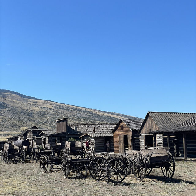 🏨 Where to Stay for Yellowstone? Let’s Talk Cody, Wyoming 🤠