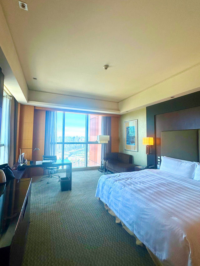 Affordable luxury stay in the heart of Chongqing (with breathtaking views!)