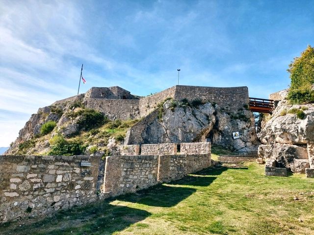Knin Fortress: Croatia's Majestic Sentinel 🏰