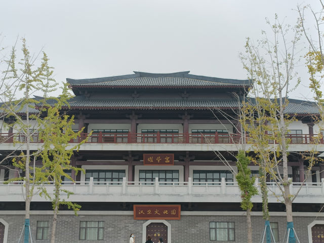 有句話說：綠水青山就是金山銀山 想必說的就是漢梁公園叭