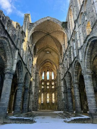 來這座中世紀廢墟修道院感受穿越時空的震撼