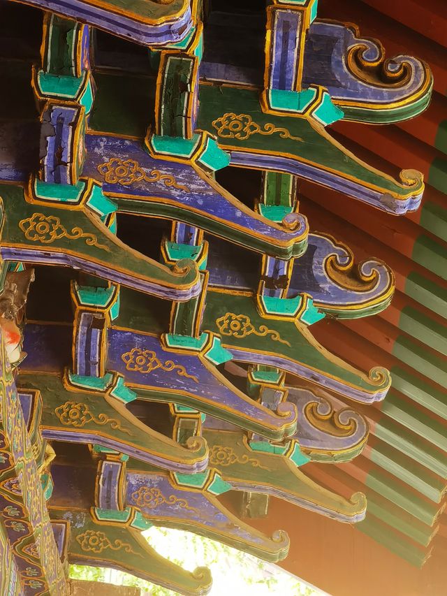 毛月色的城隍廟，琉璃覆蓋，飛簷四出