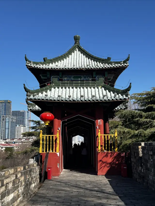 Climb the Nanjing City Wall and enjoy the scenery of Jinling