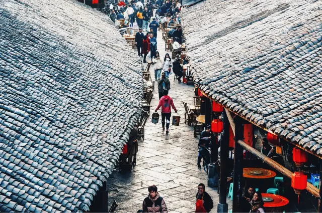 The streets and alleys gather to form the fireworks, and when spread out, they become the world of people