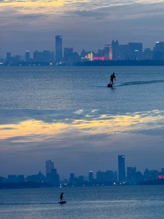 Donghu Dreamy Night: Encounter of Glamorous Pink Sunset and Blue-tone Wonder